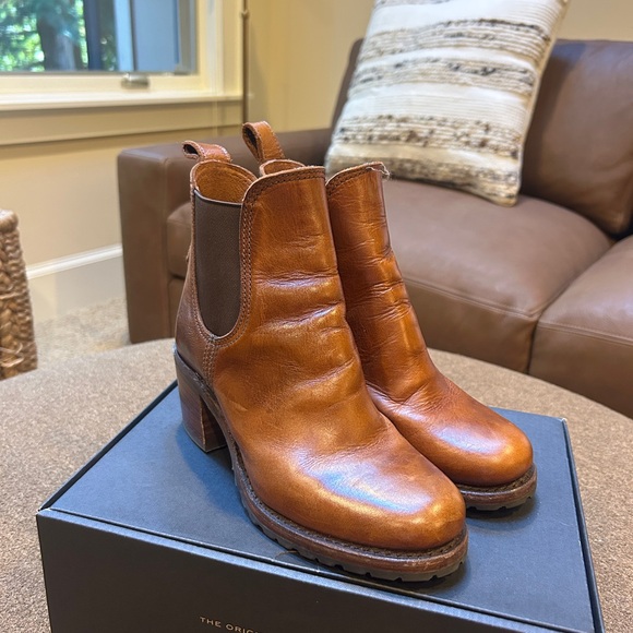 Frye Sabrina Chelsea Booties - Picture 4 of 8